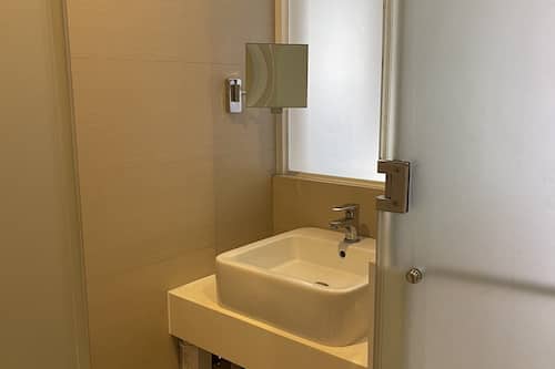 Douche, douche cascade, articles de toilette (gratuits), pantoufles