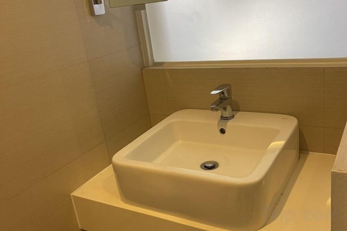 Shower, rainfall showerhead, free toiletries, slippers
