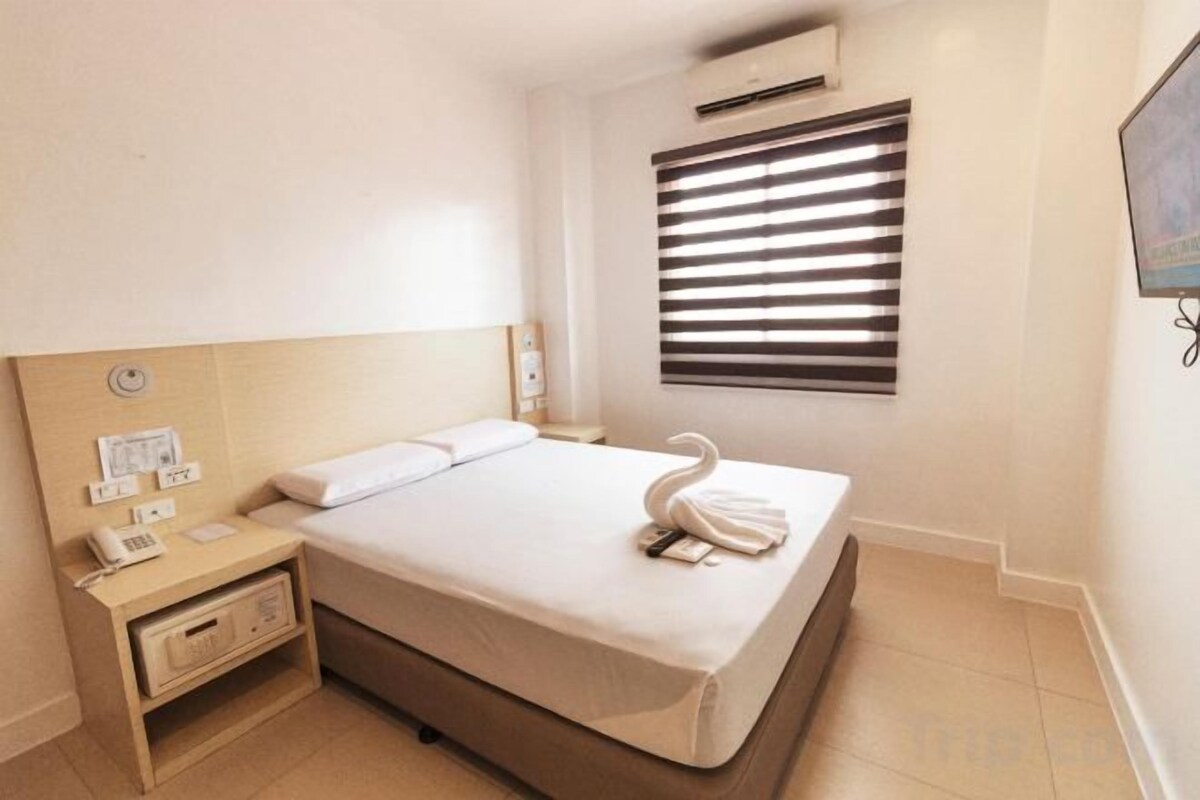 Desk, laptop workspace, WiFi (free), bed sheets