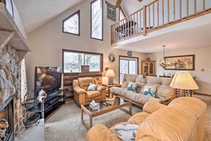 TV, video games, DVD player, books - Walk to Beach: Lakefront Pocono Escape w/ Fire Pit (Pocono Lake)
