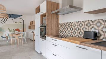 Réfrigérateur, micro-ondes, four, lave-vaisselle