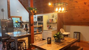 Wasserkocher mit Kaffee-/Teezubehör, Kühlschrank, Mikrowelle, Ofen