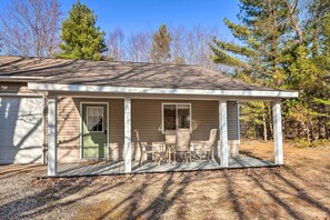 Outdoor dining - Secluded Bear Lake Getaway w/ Fire Pit & Porch! (Bear Lake)