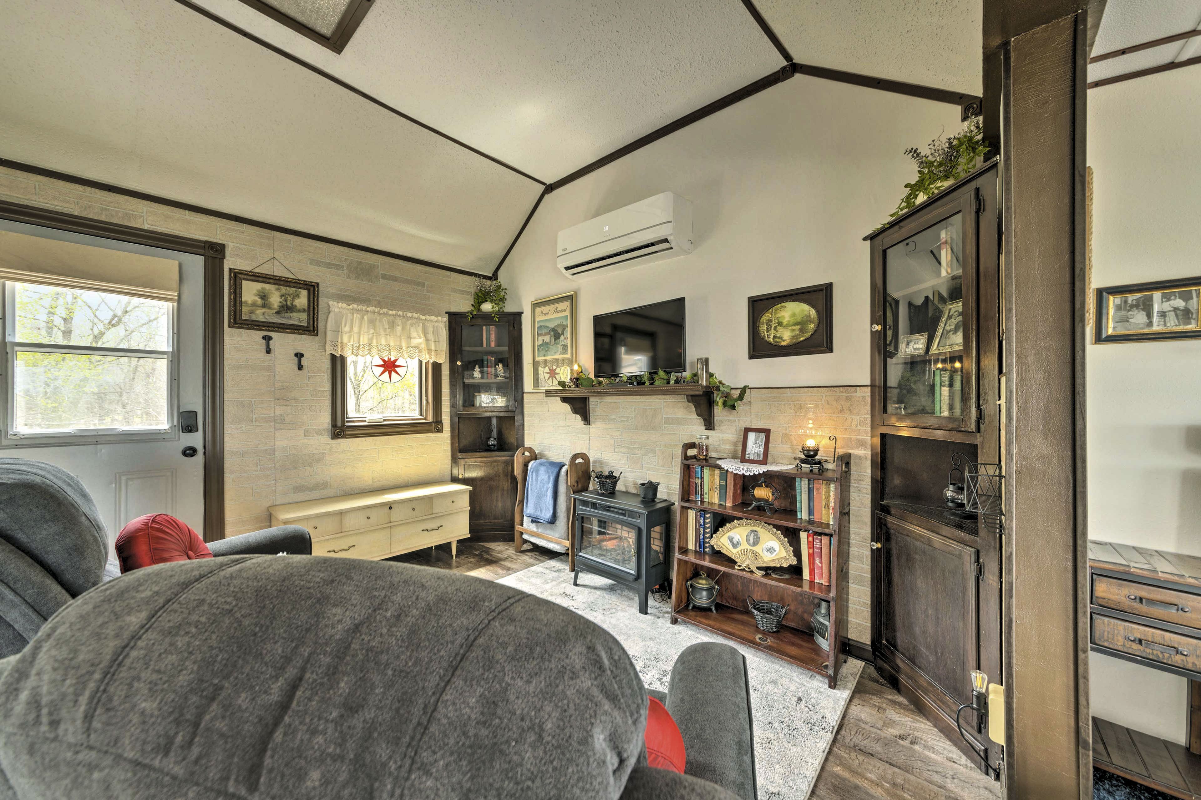 Skrivebord, internettilgang og sengetøy