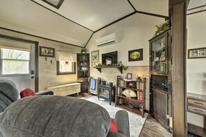 Desk, Internet, bed sheets