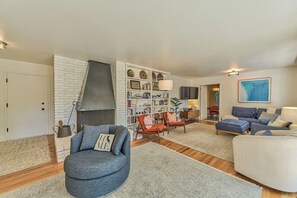 Een televisie en een open haard