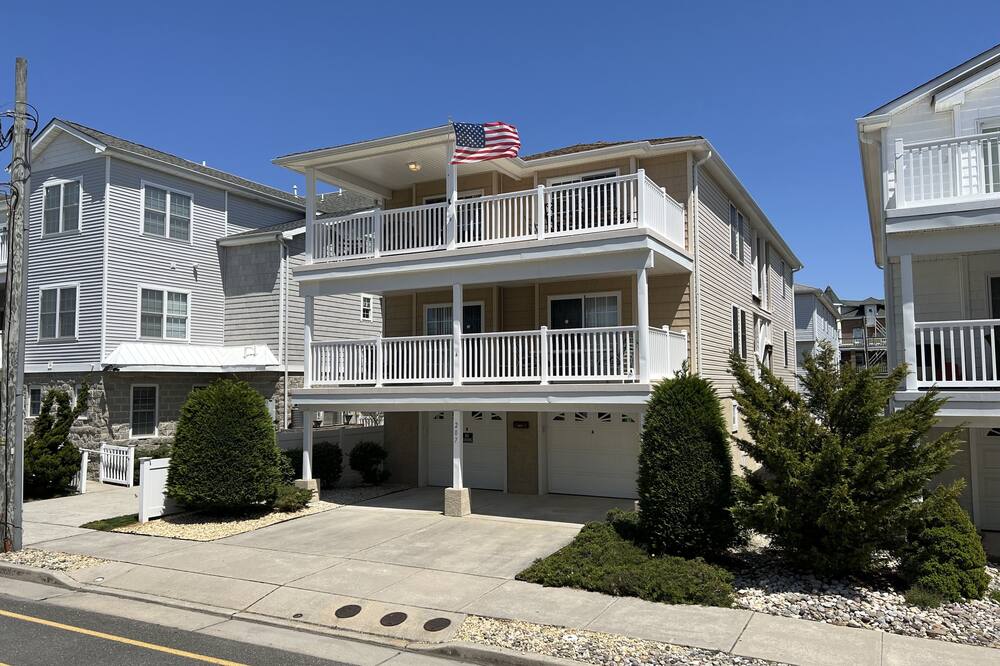 Gorgeous Top Floor Unit Near the Best of Wildwood's Beaches and Boardwalk!