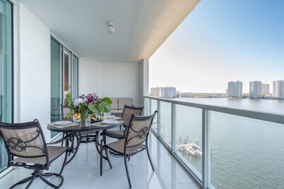 High floor condo with amazing intracoastal views 2 blocks from the beach