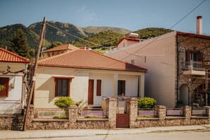 Front of property - Kalavrita downtown 3 bedroom house for 6 pers (Kalavrita)