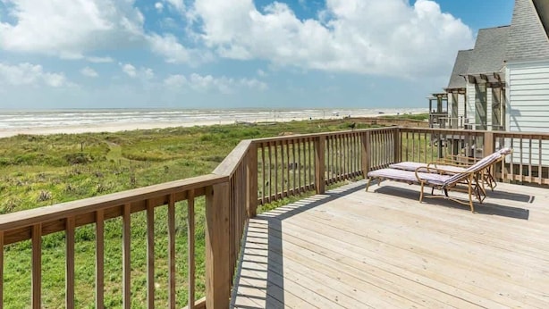 A wooden deck with lounge chairs overlooking a beach. - Starfish Beach Gem - Right ON Beach & So Lovely! (Surfside Beach)