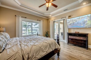 4 bedrooms, desk, iron/ironing board, free WiFi - Villa Martinique-on the water with pool/spa, foosball table, office (Cape Coral)