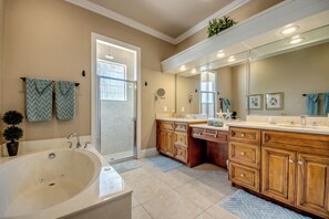 Bathtub, hair dryer, towels, soap - Villa Martinique-on the water with pool/spa, foosball table, office (Cape Coral)