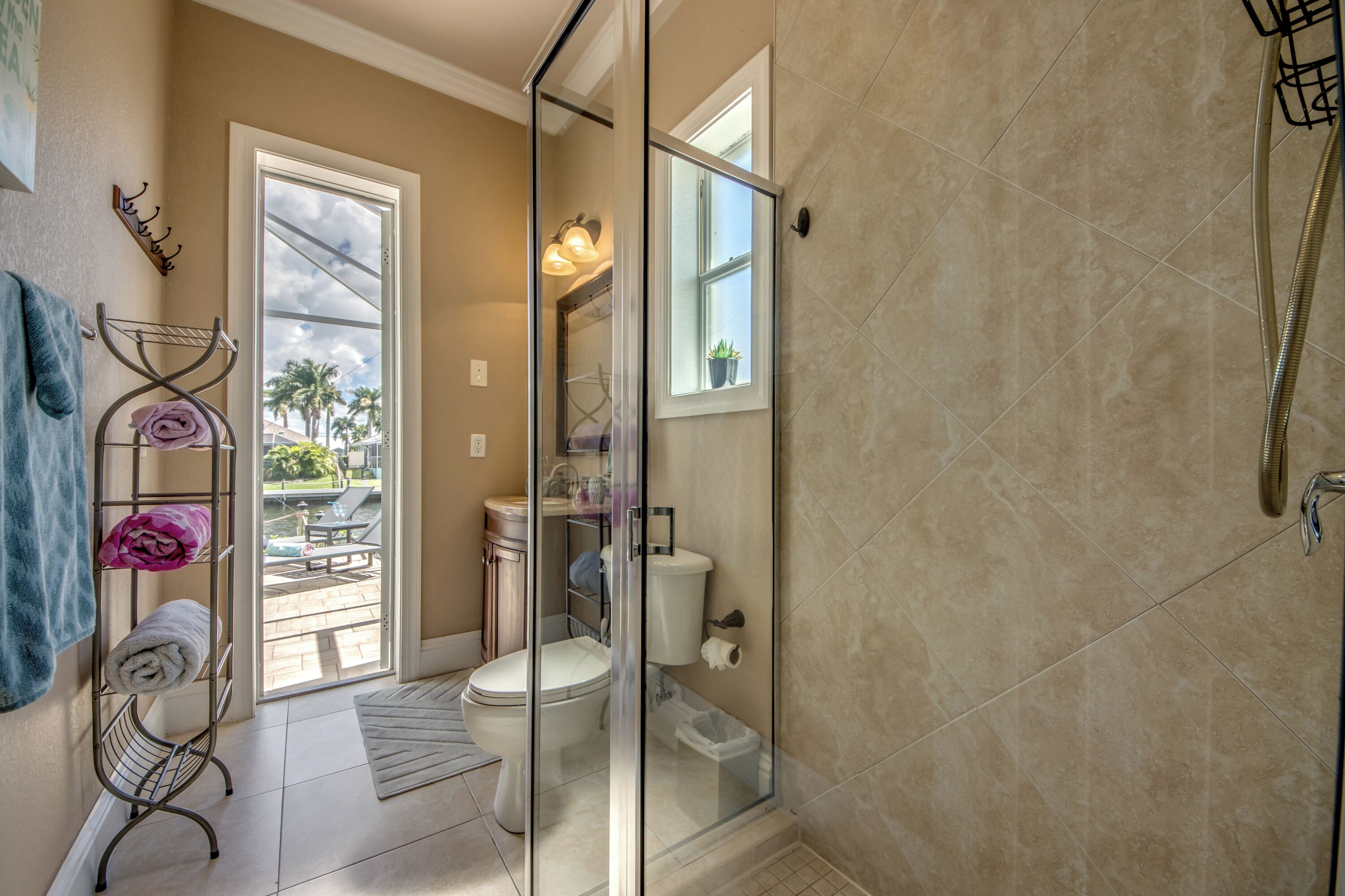 Un baño moderno con cabina de ducha de vidrio, inodoro y lavamanos.