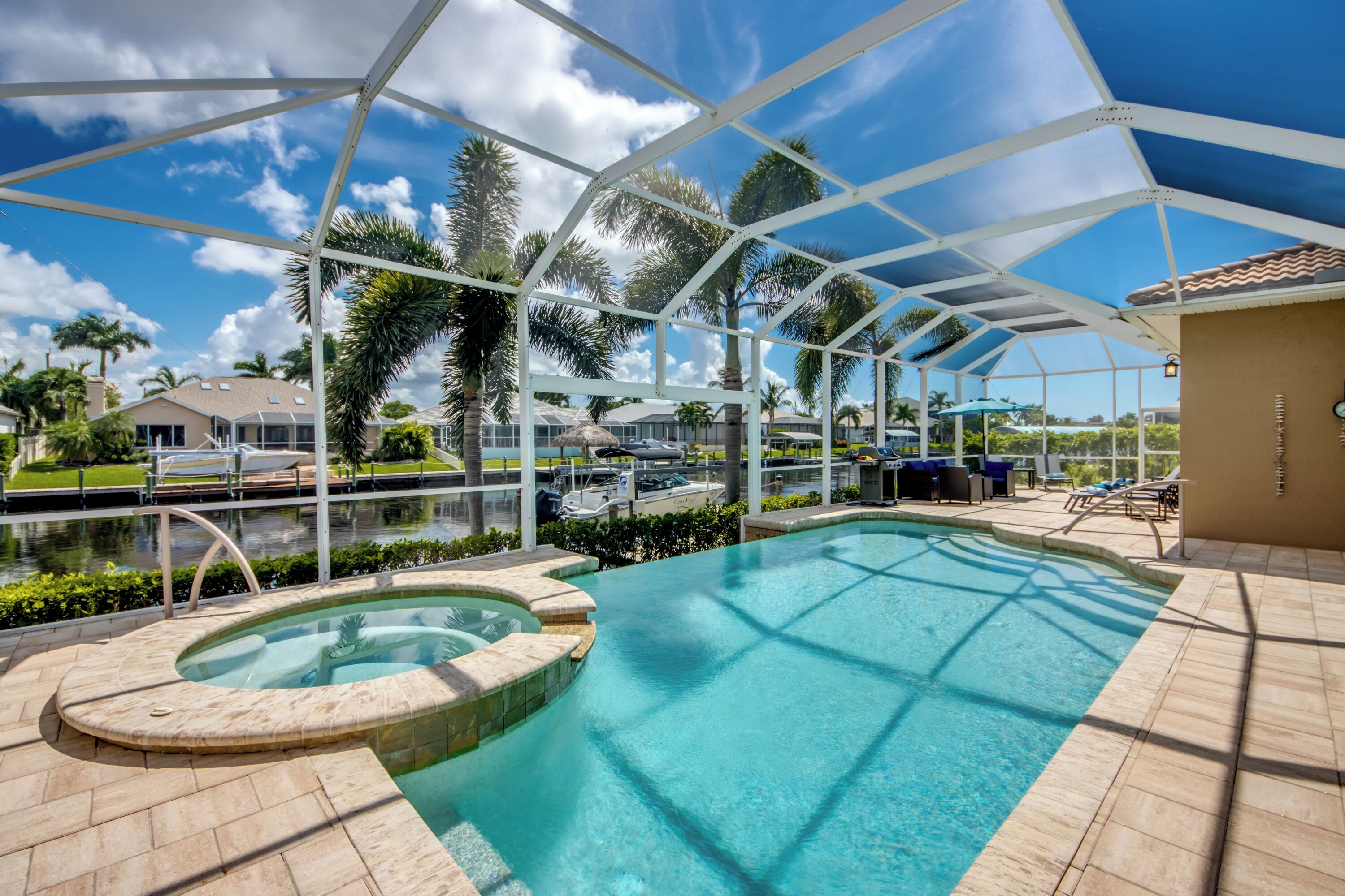 Utomhuspool, uppvärmd pool och solstolar