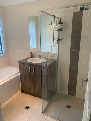 Bathtub, hair dryer, towels, soap - Wallow in Wallaroo on the Copper Coast. Relax with family and friends (Wallaroo)