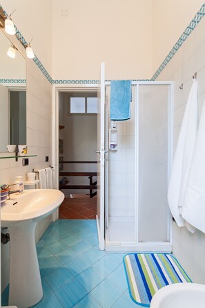 Bathtub, hair dryer, bidet, towels - AMORE RENTALS - Villa Stone on the Sea with Private Pool and Garden (Massa Lubrense)