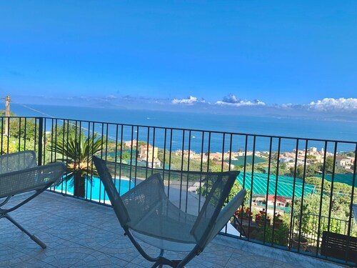 AMORE RENTALS - Villa Stone on the Sea with Private Pool and Garden