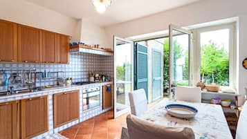 Kühlschrank, Mikrowelle, Ofen, Geschirrspüler