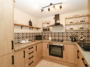 Cottage | Private kitchen | Fridge, dishwasher, electric kettle, toaster - Beau Hideaway (Dorchester)