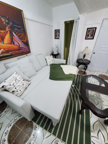 Cozy 2 bedroom apt 5 min to subway | Hot water!