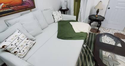 Cozy 2 bedroom apt 5 min to subway | Hot water!