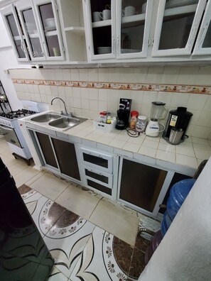 Kylskåp, mikrovågsugn, ugn och spishäll