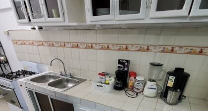 Cozy 2 bedroom apt 5 min to subway | Hot water!