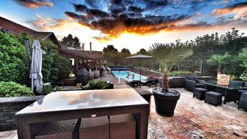 Een buitenzwembad en een verwarmd zwembad