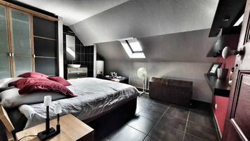 3 slaapkamers, een strijkplank/strijkijzer, reisbedje, gratis wifi