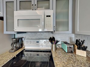 Refrigerador, microondas, horno y parrilla de estufa