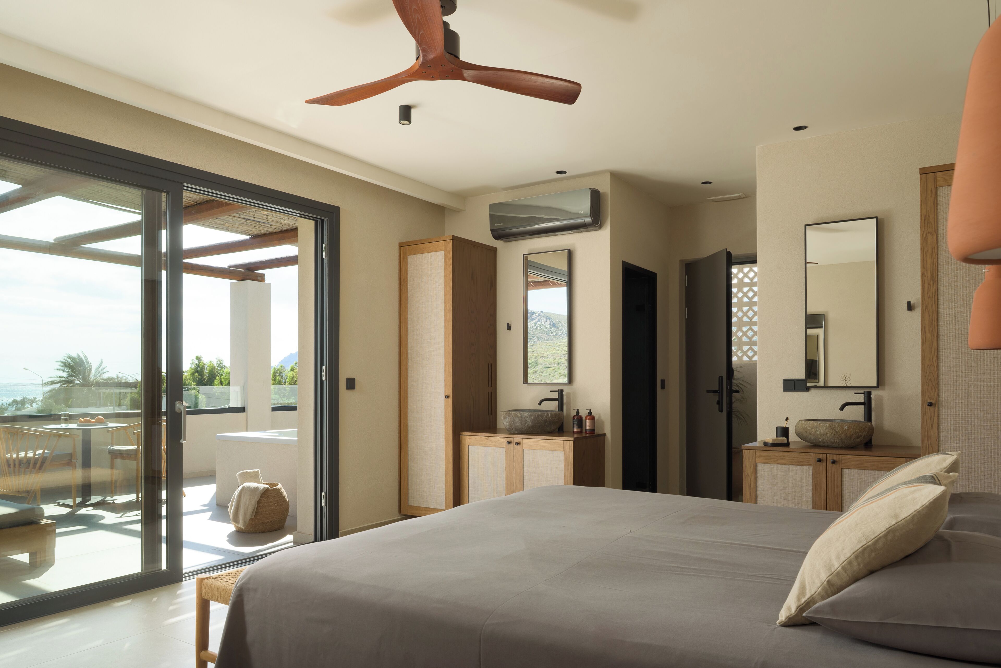 Habitación Deluxe con 1 cama doble o 2 individuales, bañera de hidromasaje, vistas al mar | Caja fuerte, espacio para trabajar con un portátil, cortinas opacas