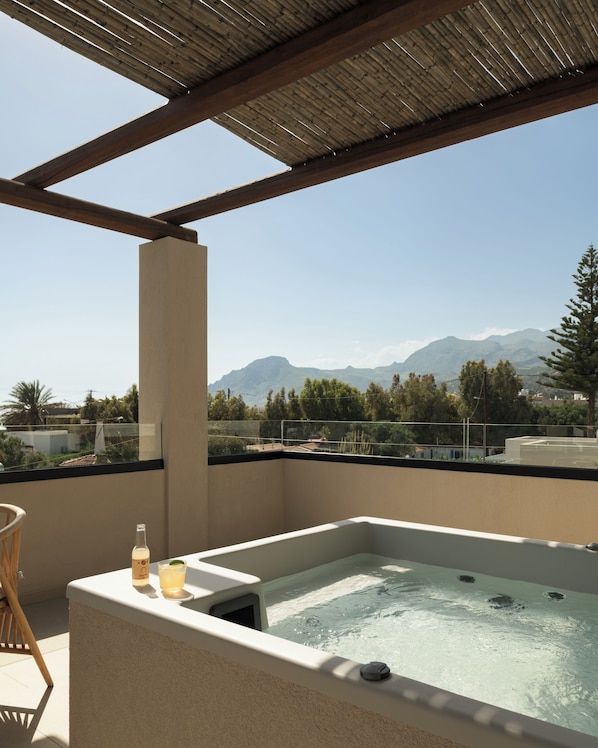 Deluxe-Doppel- oder -Zweibettzimmer, Whirlpool, Meerblick | Terrasse/Patio