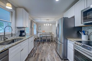 Fridge, microwave, oven, stovetop - Myrtle Grove Inn Wilmington (Wilmington)