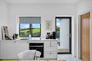 Réfrigérateur, four, plaque de cuisson, cafetière/bouilloire