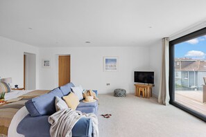 1 bedroom, iron/ironing board, free WiFi, bed sheets - Spacious Luxury Retreat with parking & views (Kingswear)