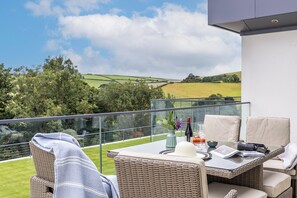 Outdoor dining - Spacious Luxury Retreat with parking & views (Kingswear)