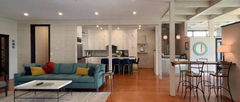 تلفزيون ذكي، مدفأة، ستيريو، مكتب