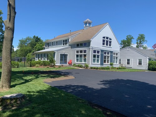 Near Falmouth Heights Beach. Great for large groups! Create Cape Cod memories !