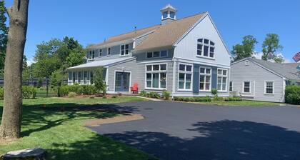 Near Falmouth Heights Beach. Great for large groups! Create Cape Cod memories !