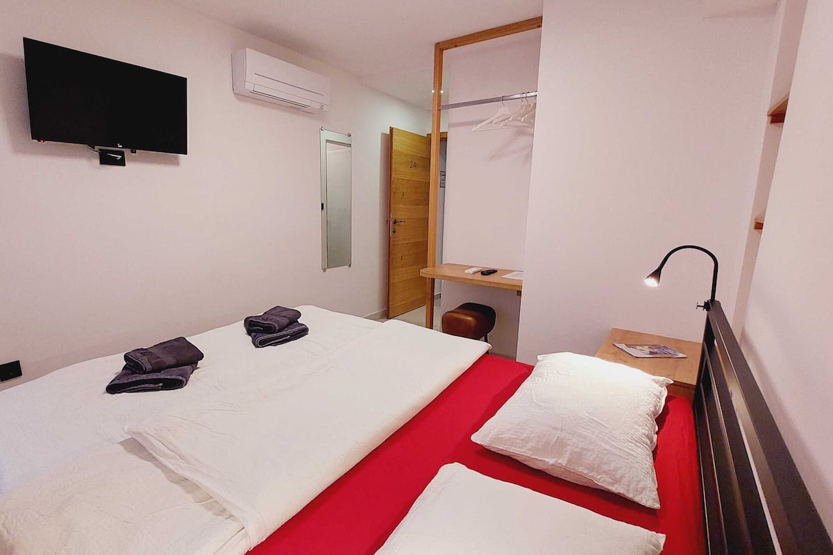 Habitación con 2 camas individuales (Piranum Guesthouse Double room) | 6 habitaciones y wifi