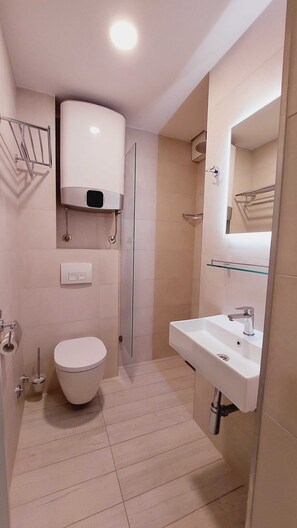 Twin Room (Piranum Guesthouse Double room) | Bathroom | Shower, rainfall showerhead, hair dryer, towels