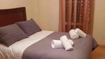 3 slaapkamers, een strijkplank/strijkijzer, gratis wifi, beddengoed