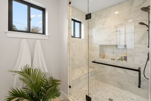 Dusche, Whirlpool, Haartrockner, Handtücher