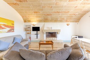 Una televisión, una chimenea
