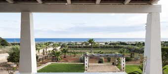 Beach villa w/ heated whirlpool & amazing sea view