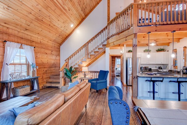 TV, fireplace, video games - Beaver Rock Lodge - Pet friendly! Arcade table! 15min to Banner Elk! (Elk Park)