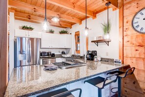 Fridge, microwave, oven, stovetop - Beaver Rock Lodge - Pet friendly! Arcade table! 15min to Banner Elk! (Elk Park)