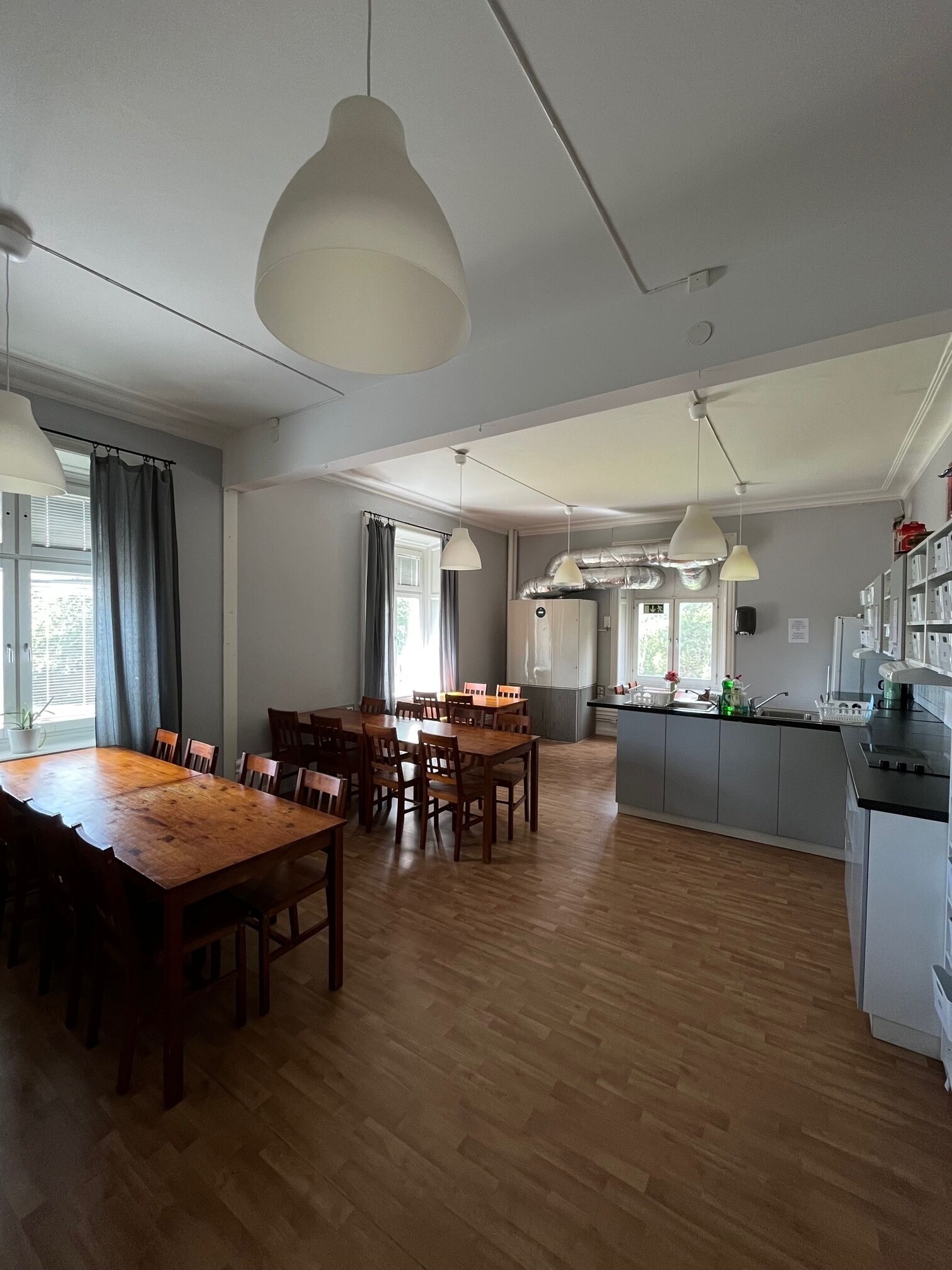 Frigorífico grande, microondas, placa de cocina y tostadora