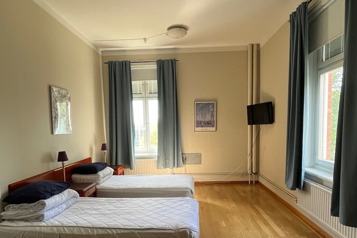 Kamer, 1 twee- of 2 eenpersoonsbedden | 1 slaapkamer, hypoallergeen beddengoed, een bureau, gratis wifi