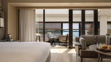 Ming Yan Viewing King Room | Premium bedding, down comforters, free minibar, in-room safe